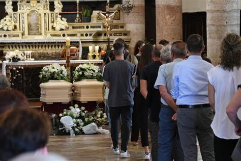 elisa e sandro prada|Una folla ai funerali di Elisa e Sandro Prada, vittime della tragedia .